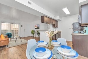 Interior - Bright 2BR 2BA King Ensuite w/ Private Patio (Houston)