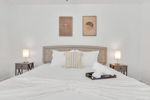 2 bedrooms, iron/ironing board, WiFi, bed sheets - Bright 2BR 2BA King Ensuite w/ Private Patio (Houston)
