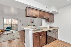 Private kitchen - Bright 2BR 2BA King Ensuite w/ Private Patio (Houston)