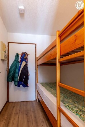 1 bedroom, iron/ironing board - DANS LES MÉLÈZES - SAINT PANCRACE (SAINT PANCRACE)