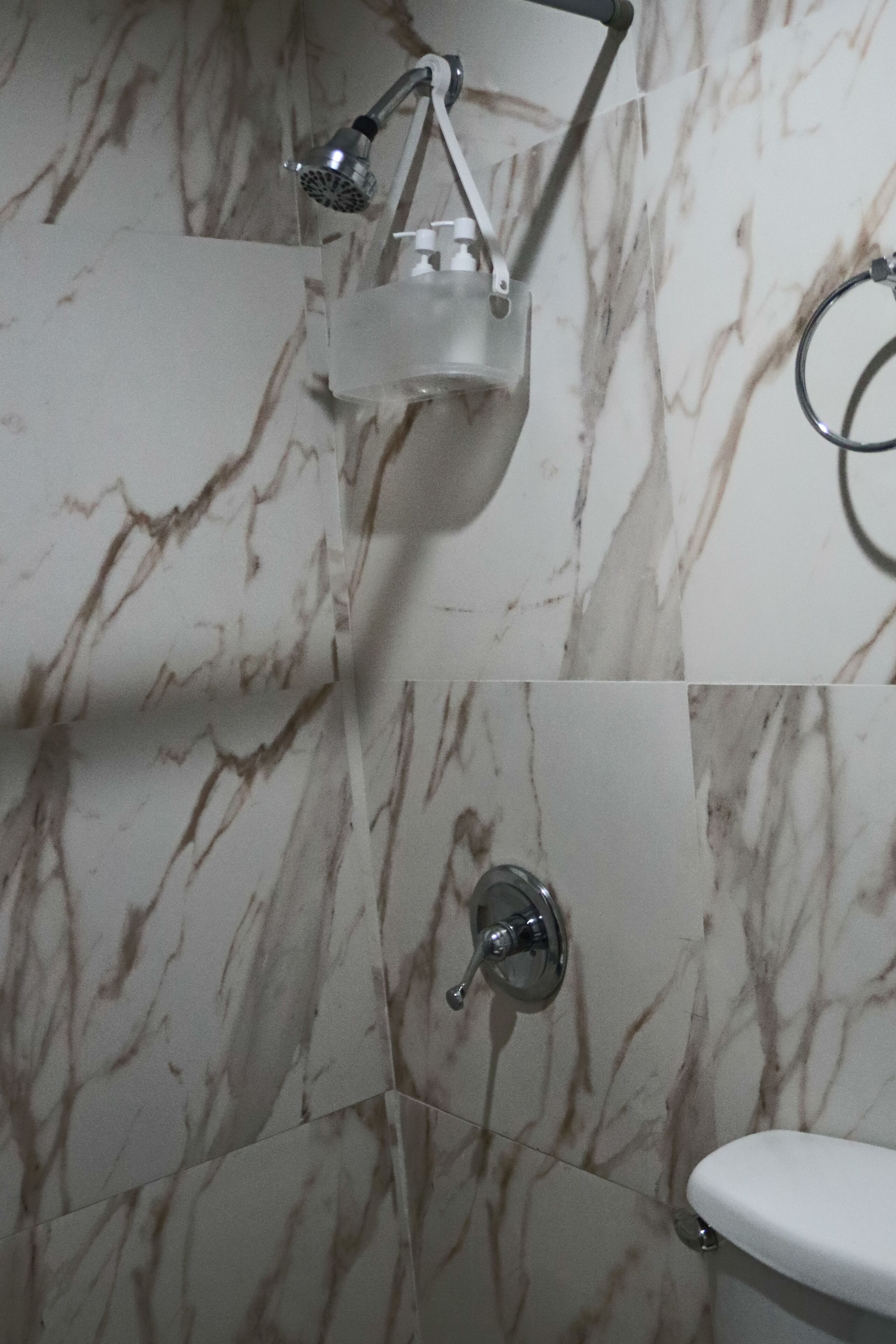 Ducha, secador de pelo, toallas, jabón
