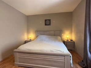 3 habitaciones, tabla de planchar con plancha, wifi y ropa de cama 