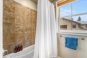 Hair dryer, towels - 2BR Condo with Deck, Pet Friendly, Clubhouse Pool & 30+ Day Stays (Whitefish)