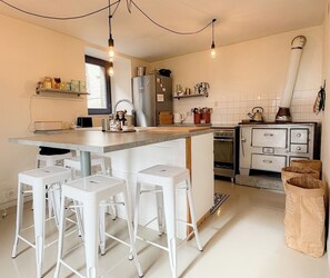Fridge, microwave, oven, stovetop - The Monlet Villa - Nordic Bath and Sauna (Allègre)