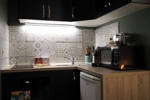 Een koelkast, een microgolfoven, een oven, een kookplaat