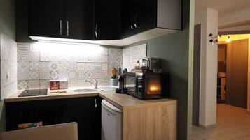 Réfrigérateur, micro-ondes, four, plaque de cuisson