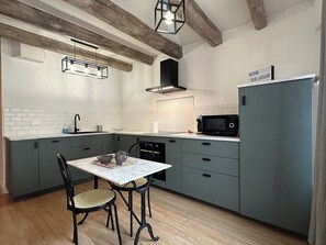 Frigorífico, microondas, horno y placa de cocina