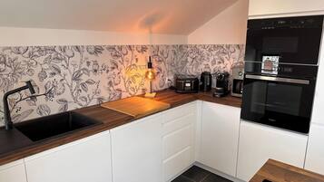 Een koelkast, een microgolfoven, een oven