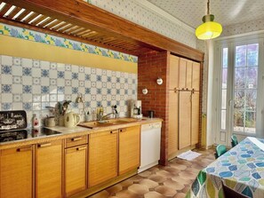 Fridge, microwave, oven, stovetop - Chez Francine et Auguste (Le Puy)