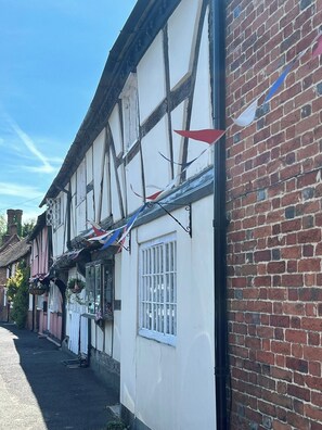 Exterior - Historic 3-Bed Cottage with Garden in Hursley (Hursley, Winchester)