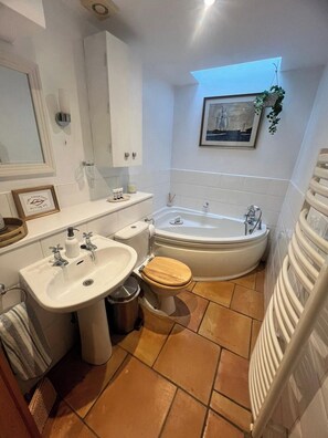 Hair dryer, towels - Historic 3-Bed Cottage with Garden in Hursley (Hursley, Winchester)