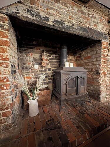 Historic 3-Bed Cottage with Garden in Hursley