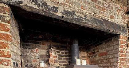 Historic 3-Bed Cottage with Garden in Hursley