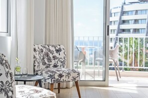 Smart TV, books - Step To The Sea 5, by Pausa Holiday Rentals (Funchal)