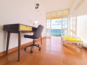 A room with a desk, chair, and a bench. - Alegria Apartment, by Pausa Holiday Rentals (Estreito da Calheta)