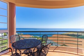 Outdoor dining - Alegria Apart. with Pool, by Pausa Holiday Rentals (Estreito da Calheta)