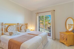 3 bedrooms, desk, iron/ironing board, travel cot - Alegria Apart. with Pool, by Pausa Holiday Rentals (Estreito da Calheta)