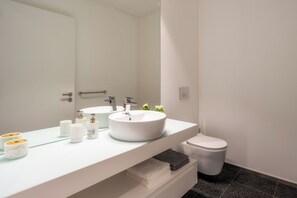 A modern bathroom with two sinks, a toilet, and a mirror. - Renala II - Apart, With Pool, by Pausa V. Rentals (Funchal)