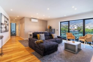 TV - Renala II - Apart, With Pool, by Pausa H. Rentals (Funchal)