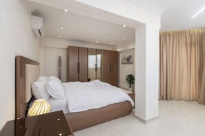 3 bedrooms, iron/ironing board, WiFi, bed sheets - Stylish 3BR Central Stay Near Airport (Cairo Governorate)