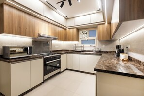 Private kitchen - Stylish 3BR Central Stay Near Airport (Cairo Governorate)