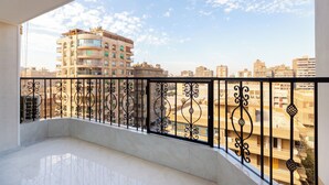 Ein Balkon mit Metallgeländer und Blick auf die umliegenden Gebäude.