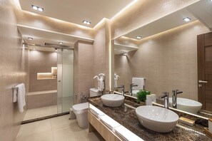 Shower, jetted bath, hair dryer, bidet - Stylish 3BR Central Stay Near Airport (Cairo Governorate)