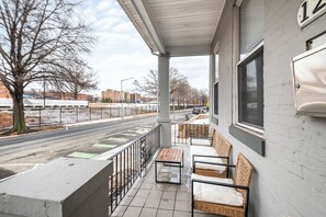 Terrace/patio - Spacious 4BR Washington DC Home with Free Parking (Washington)