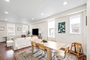 Interior - Spacious 4BR Washington DC Home with Free Parking (Washington)