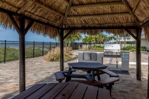 Outdoor dining - Spacious Beachfront Condo with Stunning Gulf Views (Indian Rocks Beach)