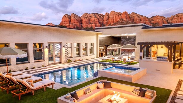 A modern house with a pool, outdoor seating, and a view of red rock formations. - Sierra Roja| Heated Pool, Spa, Gym, Sauna, Theater (Sedona)