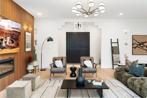 Smart-TV, Kamin, Videospiele, Tischtennisplatte