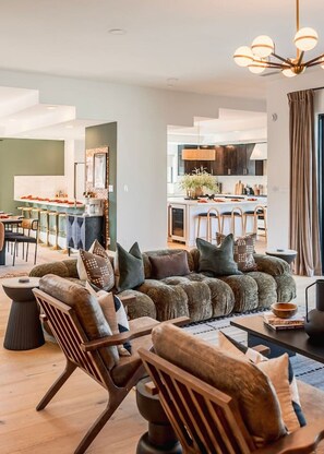 Smart TV, fireplace, video games, table tennis