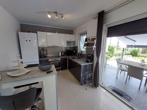 Fridge, microwave, oven, stovetop - Villa Madlen - Deluxe Poolside Apartment (Opatija)