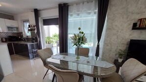A modern kitchen with a dining area. - Villa Madlen - Deluxe Poolside Apartment (Opatija)