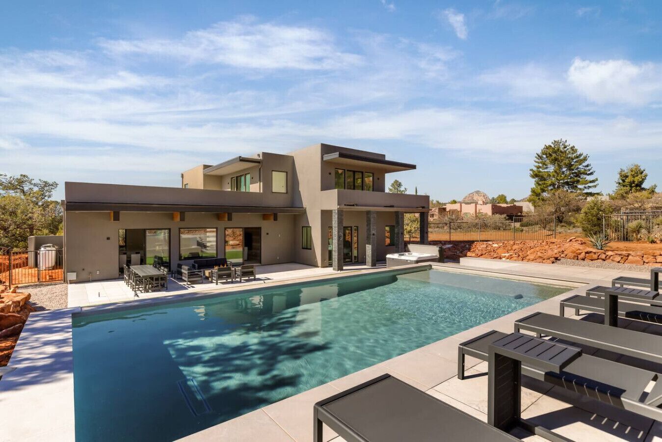 Utendørsbasseng og et oppvarmet basseng