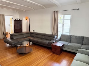 Living area - Charming 4 Bedroom Home (Los Angeles)