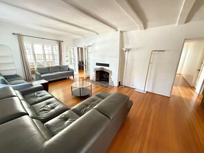Living area - Charming 4 Bedroom Home (Los Angeles)