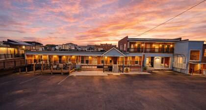 The Retro Retreat 3rd Floor Apartment