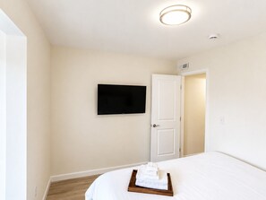 2 bedrooms, iron/ironing board, free WiFi, bed sheets - The Retro Retreat 3rd Floor Main Street Apartment (Saint Charles)