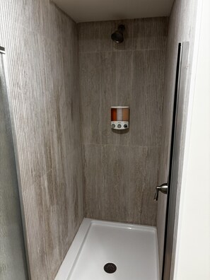 Dusch, hårtork, handdukar och tvål