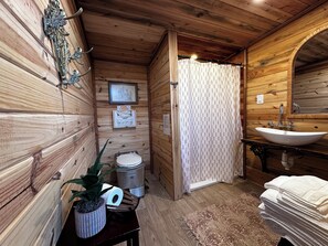 Regadera, toallas, jabón, papel de baño 