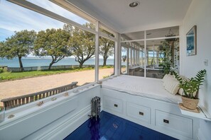 10 makuuhuonetta, työpöytä, vauvan matkasänky, Wi-Fi