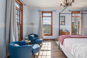 4 quartos, ferros/tábuas de passar roupa, berço de viagem
