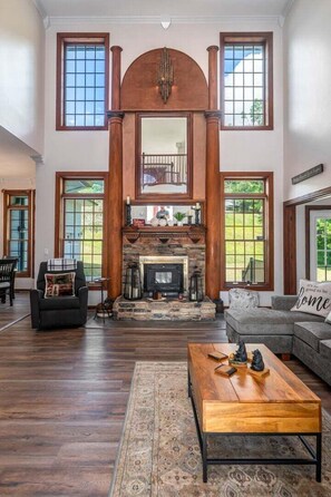 Smart TV, fireplace, books - Bagatelle | Family Estate Near Asheville (Clyde)