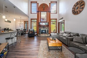 Smart TV, fireplace, books - Bagatelle | Family Estate Near Asheville (Clyde)