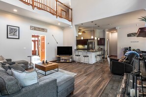 Smart-TV, Kamin, Bücher