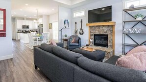 Smart TV, chimenea y libros 