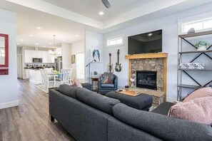 Smart TV, fireplace, books - Birds Nest | 3BR/2BA dog-friendly mountain home in Fairview, NC (Fairview)