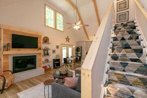 Smart TV, books - Riverbend Retreat | Dog-Friendly Riverside Asheville Getaway Close to Downtown (Asheville)